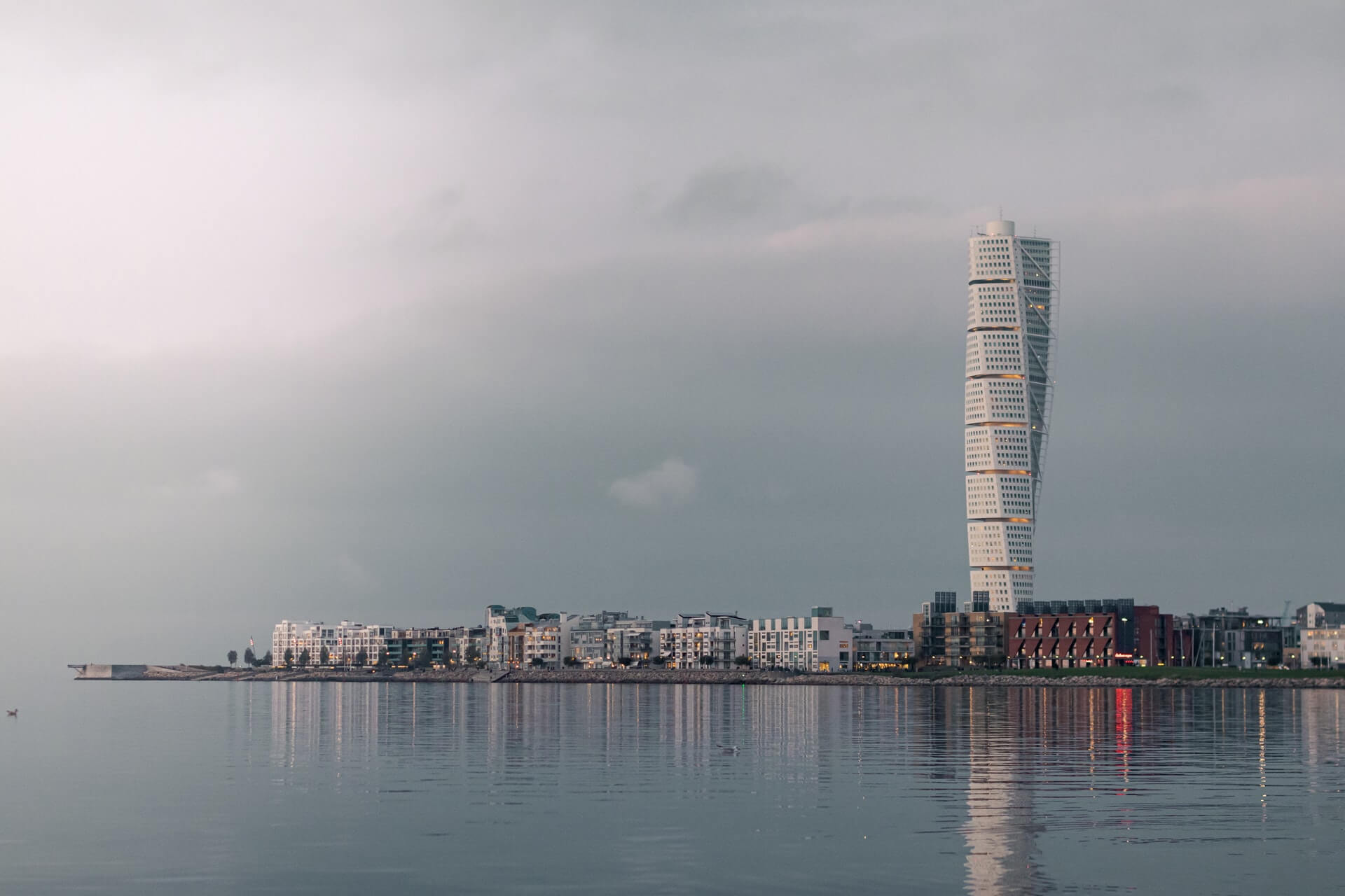 Foto som blickar över Malmö och Turning Torso.