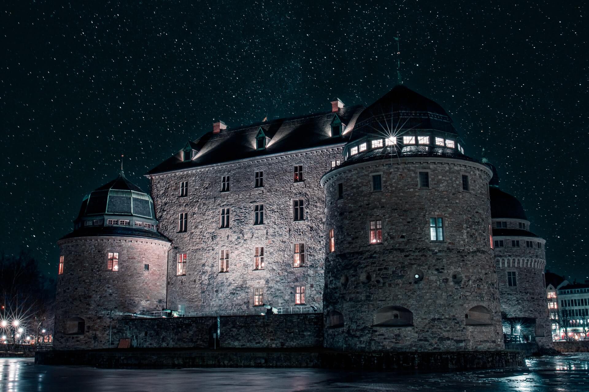 Ett foto på ett slott i Örebro under natten.