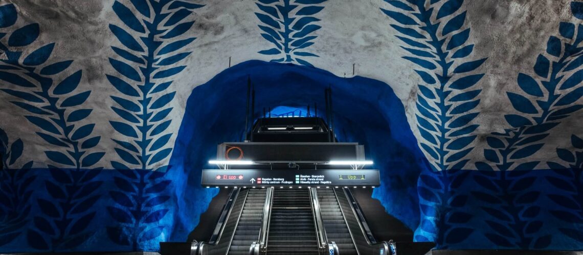 Bild på en tunnelbanestation i Stockholm.