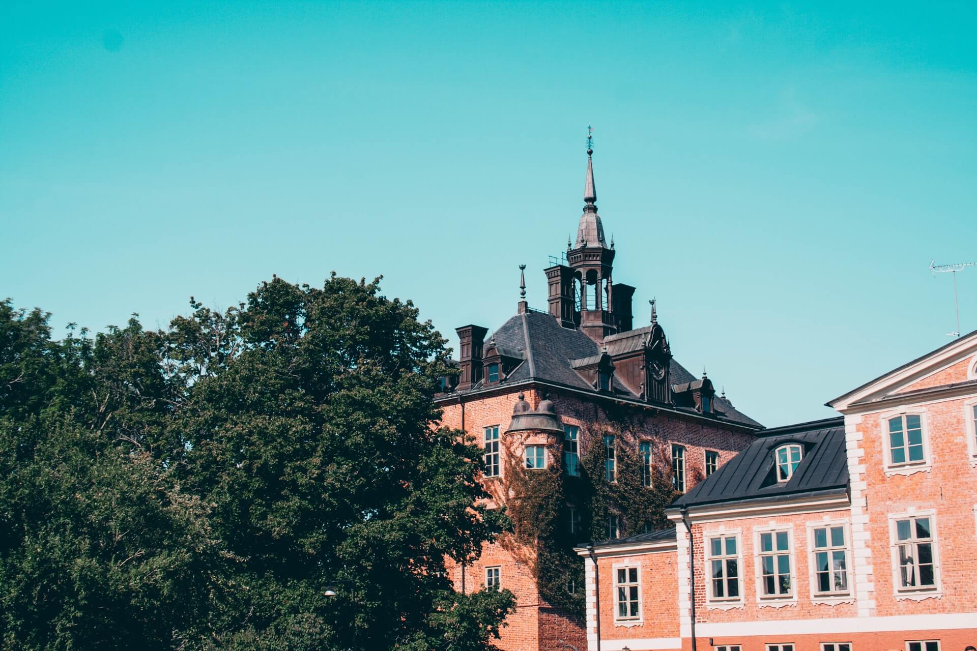 Foto på byggnader i Uppsala.